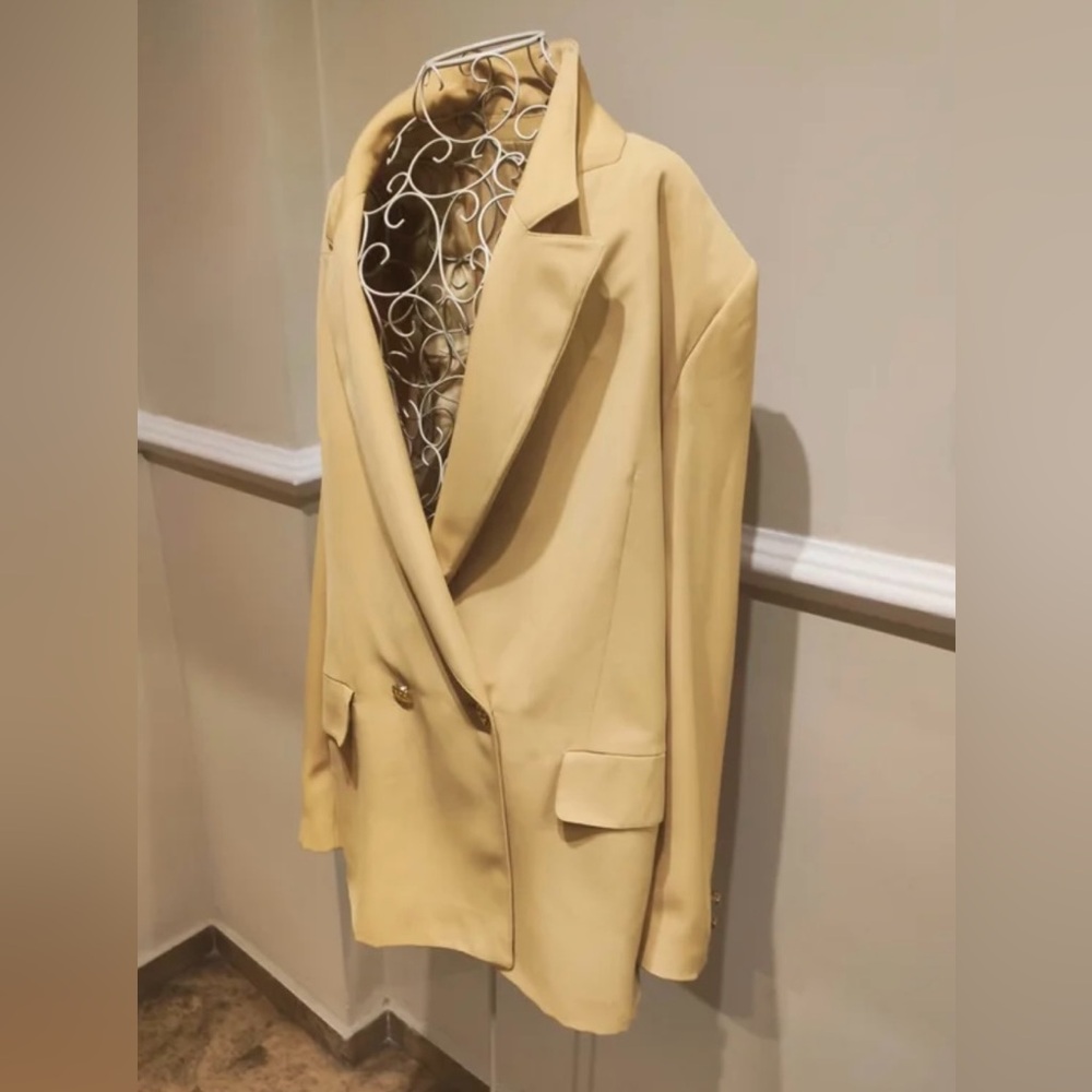 Burberry Yellowish-Beige Double-Breasted Blazer - Picture 3 of 11